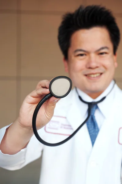 Asijské doktor drží stetoskop — Stock fotografie