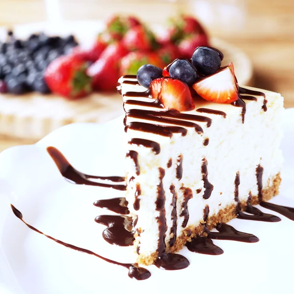 Fatia de cheesecake coberto com morangos e mirtilos — Fotografia de Stock