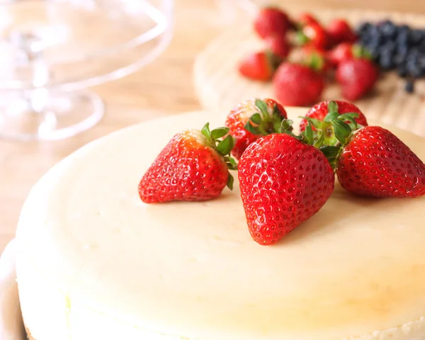 Tarta de queso cubierta con fresas — Foto de Stock