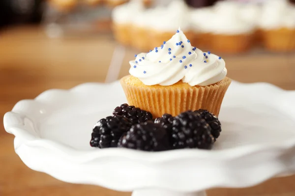 ブラックベリーとプレートのカップケーキ — ストック写真