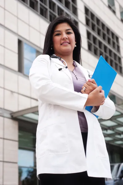 Portret van een jonge vrouwelijke arts Stockfoto