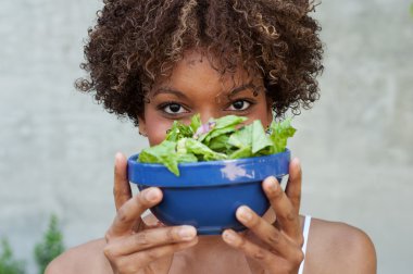 salata, sağlıklı bir yaşam tarzı ile çok Afrikalı-Amerikalı kadın