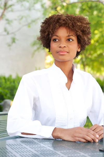 Ganska afrikanska amerikanska verkställande — Stockfoto