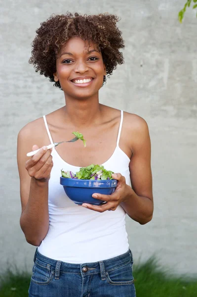 サラダかなりアフリカ系アメリカ人の女性 — ストック写真