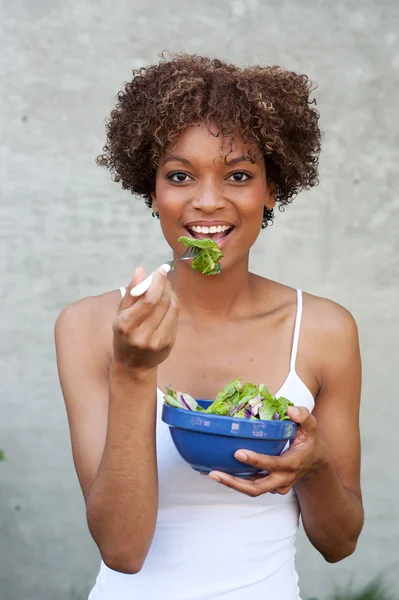 Pretty African American woman with salad — Stock Photo, Image
