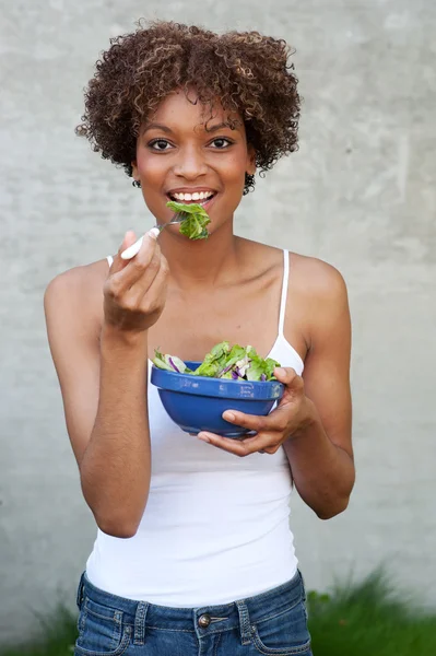 Красивая афроамериканка с салатом — стоковое фото