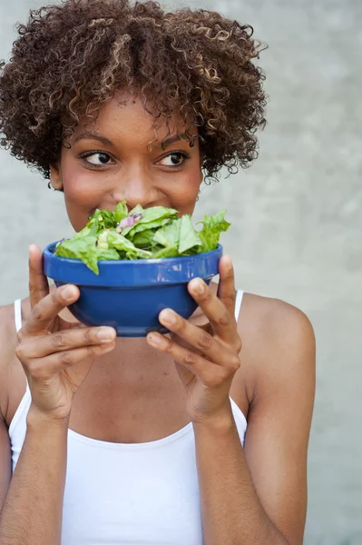 Bella donna afroamericana con insalata, stile di vita sano — Foto Stock