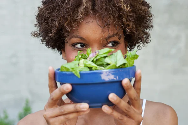 Mujer afroamericana bonita con ensalada, estilo de vida saludable — Foto de Stock