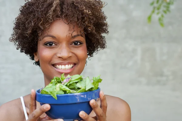 Mujer afroamericana bonita con ensalada, estilo de vida saludable — Foto de Stock