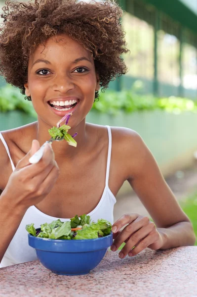 Bella donna afroamericana mangiare un'insalata — Foto Stock