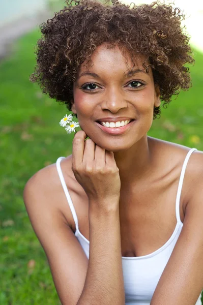Piękna, afrykańska, amerykańska kobieta. — Zdjęcie stockowe