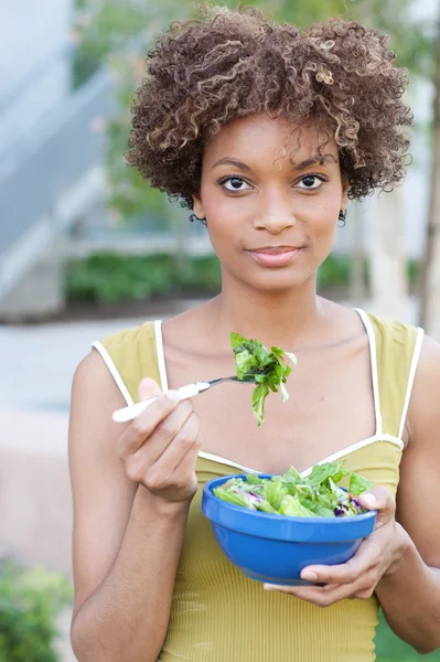 Dość african american kobieta jedzenie sałatka — Zdjęcie stockowe