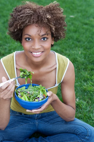 Ganska afroamerikanska kvinna äta en sallad — Stockfoto