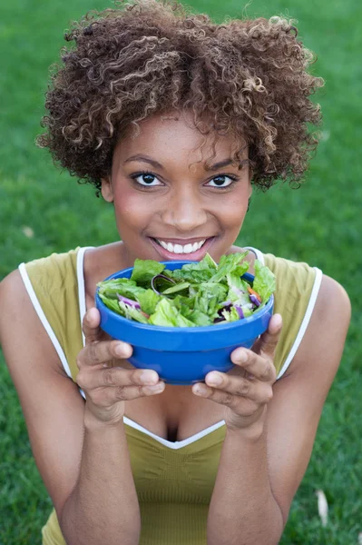 Bella donna afroamericana mangiare un'insalata — Foto Stock