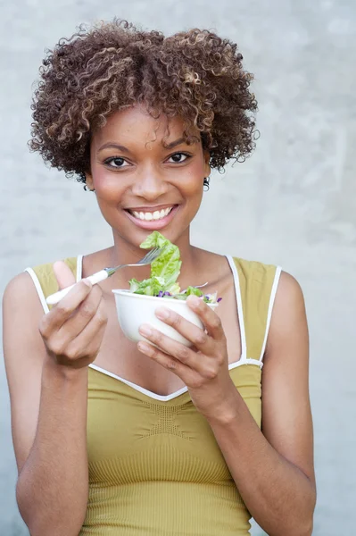 Vrij african american vrouw met salade — Stockfoto