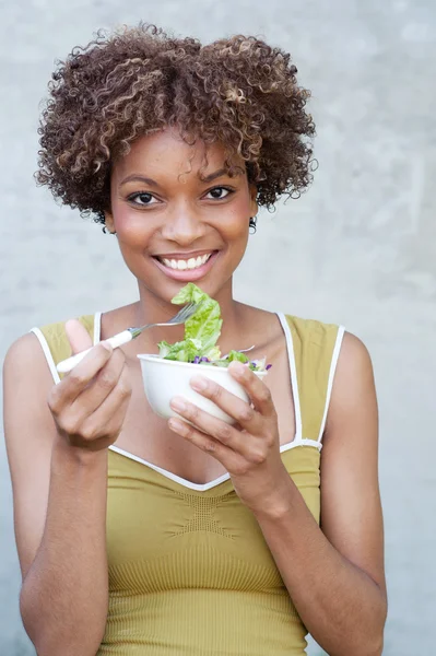 Bella donna afroamericana con insalata — Foto Stock