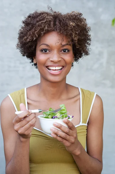 Hübsche afrikanisch-amerikanische Frau mit Salat — Stockfoto