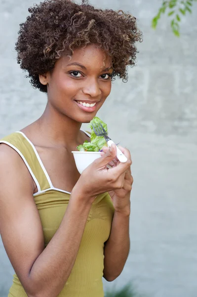 Mujer afroamericana bonita con ensalada — Foto de Stock
