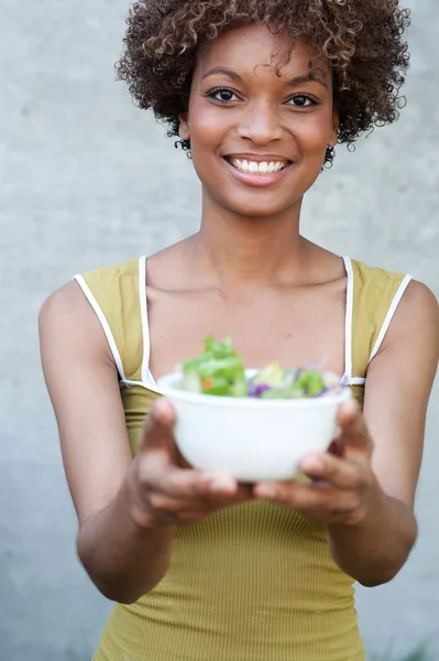 Vrij african american vrouw met salade — Stockfoto