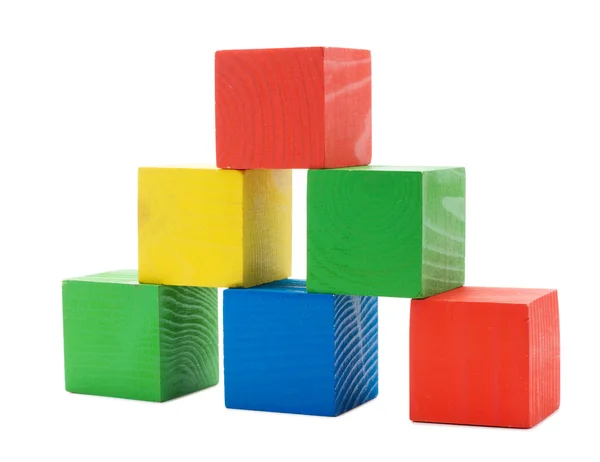 Houten gekleurde gebouw piramide van kubussen — Stockfoto