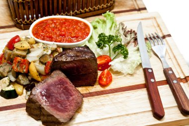 az pişmiş biftek ızgara sebzeler ahşap plaka üzerinde