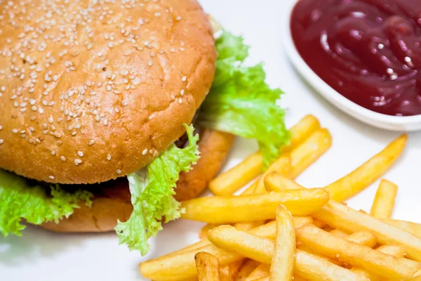 Burger z frytkami tłuszczu i sos — Zdjęcie stockowe