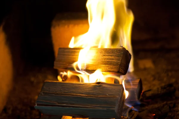 Leña de pino ardiendo en la chimenea — Foto de Stock
