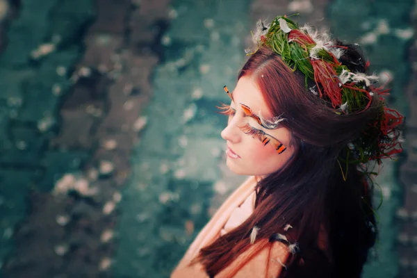 幻想的な顔を持つ美しい赤い髪の少女 — ストック写真