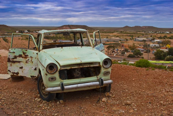 Avustralya outback paslı arabaya — Stok fotoğraf