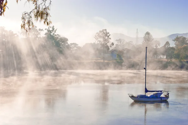 Βάρκα στην ομίχλη ποτάμι — Φωτογραφία Αρχείου
