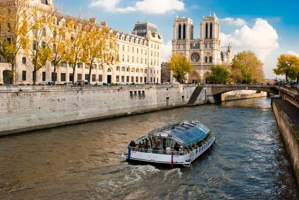 Notre dame, Paříž, od Seinyノートルダム寺院、セーヌ川からのパリ — Stock fotografie