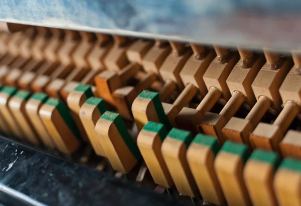 Aufrecht schwarzer Klavierhammer Detail — Stockfoto