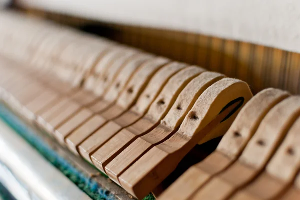 Detalhe de martelo de piano preto ereto — Fotografia de Stock