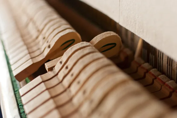Detalhe de martelo de piano preto ereto — Fotografia de Stock