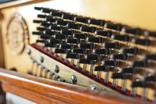 Pioli per pianoforte verticali dettaglio — Foto Stock