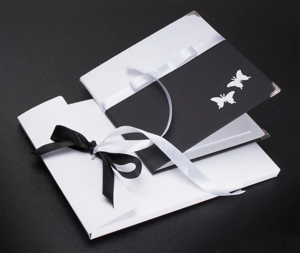 Zwart-wit kado-verpakking — Stockfoto
