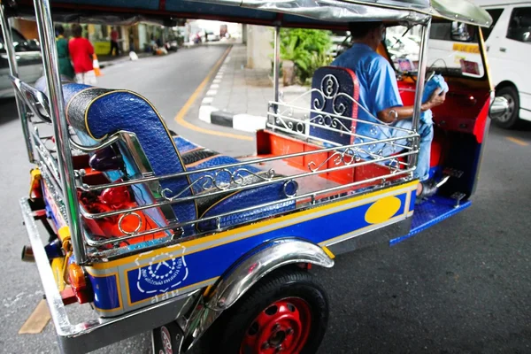 Transporte tailandês com triciclo, moto, táxi, mini ônibus