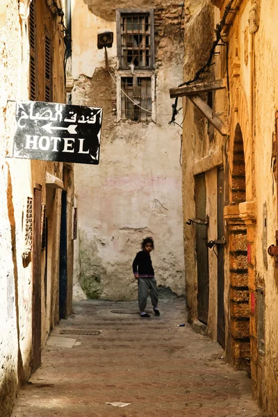 Keskeny utca és olcsó szálloda Marocco Stock Kép