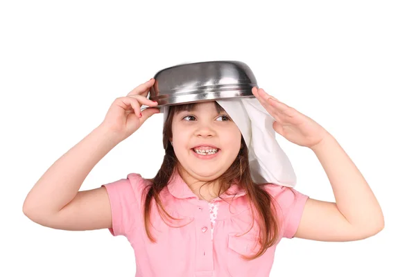 5-jährige Betrügerin hält Pfanne auf dem Kopf — Stockfoto