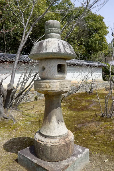 Lanterna de pedra tradicional japonesa — Fotografia de Stock