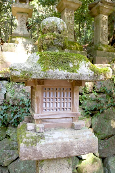 Japonês pedra velha lanterna coberta por musgo — Fotografia de Stock