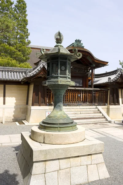 Lanterna de bronze tradicional japonesa — Fotografia de Stock