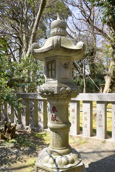 Japanilainen perinteinen kivi lyhty — kuvapankkivalokuva