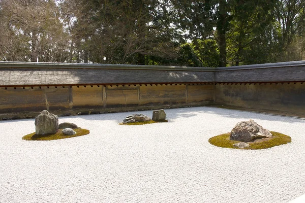 Jardín de rocas en Ryoan templo de ji, Kioto, Japón . — Foto de Stock