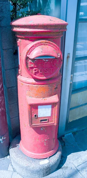 古い日本語赤い郵便ポスト — ストック写真