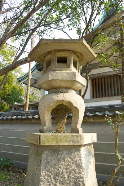 Japanse traditionele stenen lantaarn in de tuin van het heiligdom. — Stockfoto