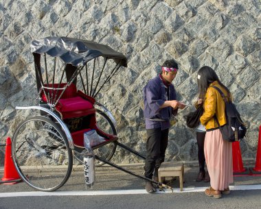 Rickshaw man making deal clipart