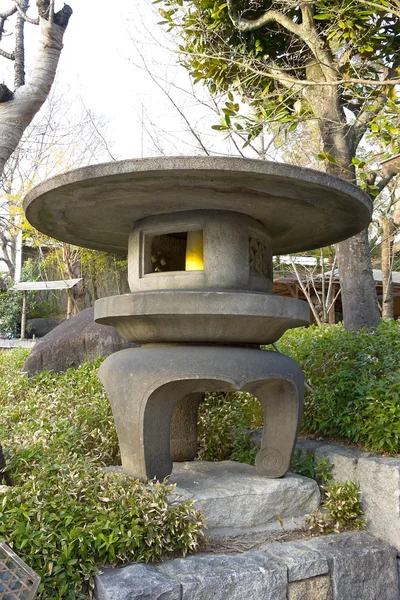 Традиционный каменный фонарь Японии . — стоковое фото