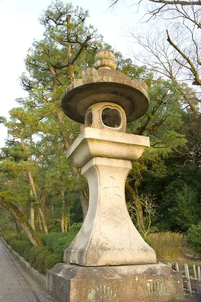Stary japoński tradycyjny Kamienny latarniowy. — Zdjęcie stockowe