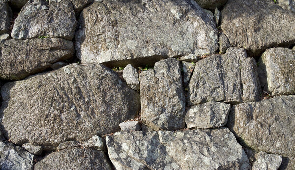 Background. Wall of natural stones hold without cementing